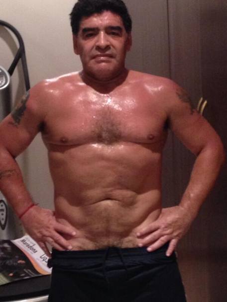 Le foto sono state postate su Twitter dal personal trainer di Maradona. L&#39;ex calciatore le ha poi riprese su Facebook negando con ironia ogni ricorso al fotoritocco
